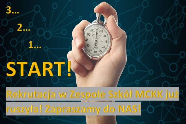 Ręka trzyma stoper na niebieskim tle z liniami sieciowymi. Tekst w języku polskim brzmi: 3... 2... 1... START! Rekrutacja w Zespole Szkół MCKK już ruszyła! Zapraszamy do NAS!.
